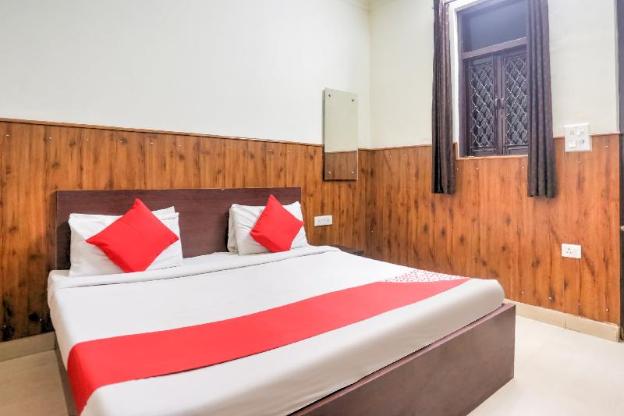 shri sai guest house opp azadpur main mandi