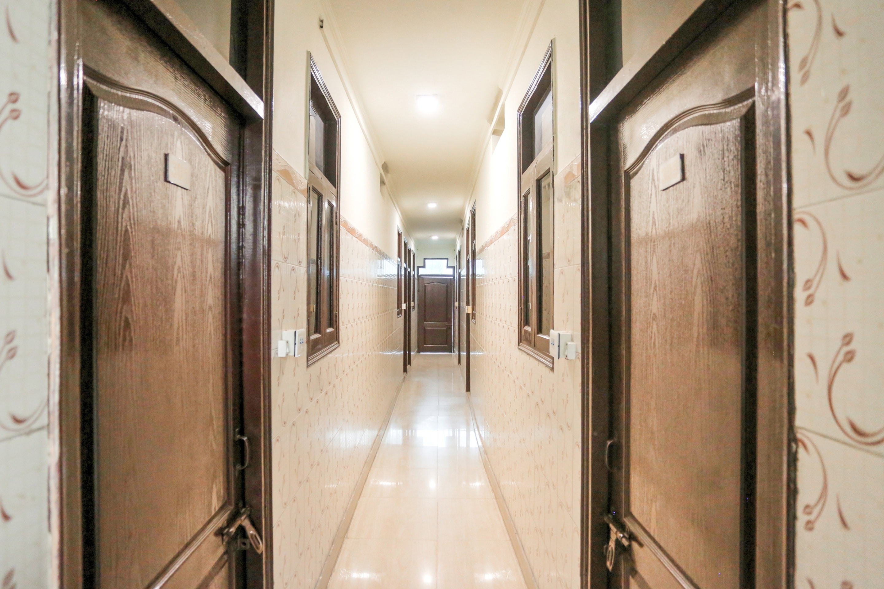 shri sai guest house opp azadpur main mandi