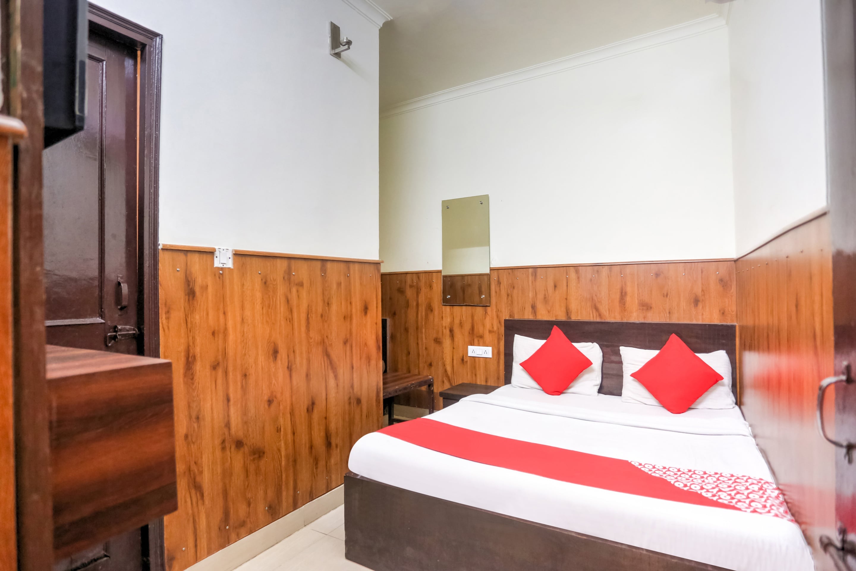 shri sai guest house opp azadpur main mandi