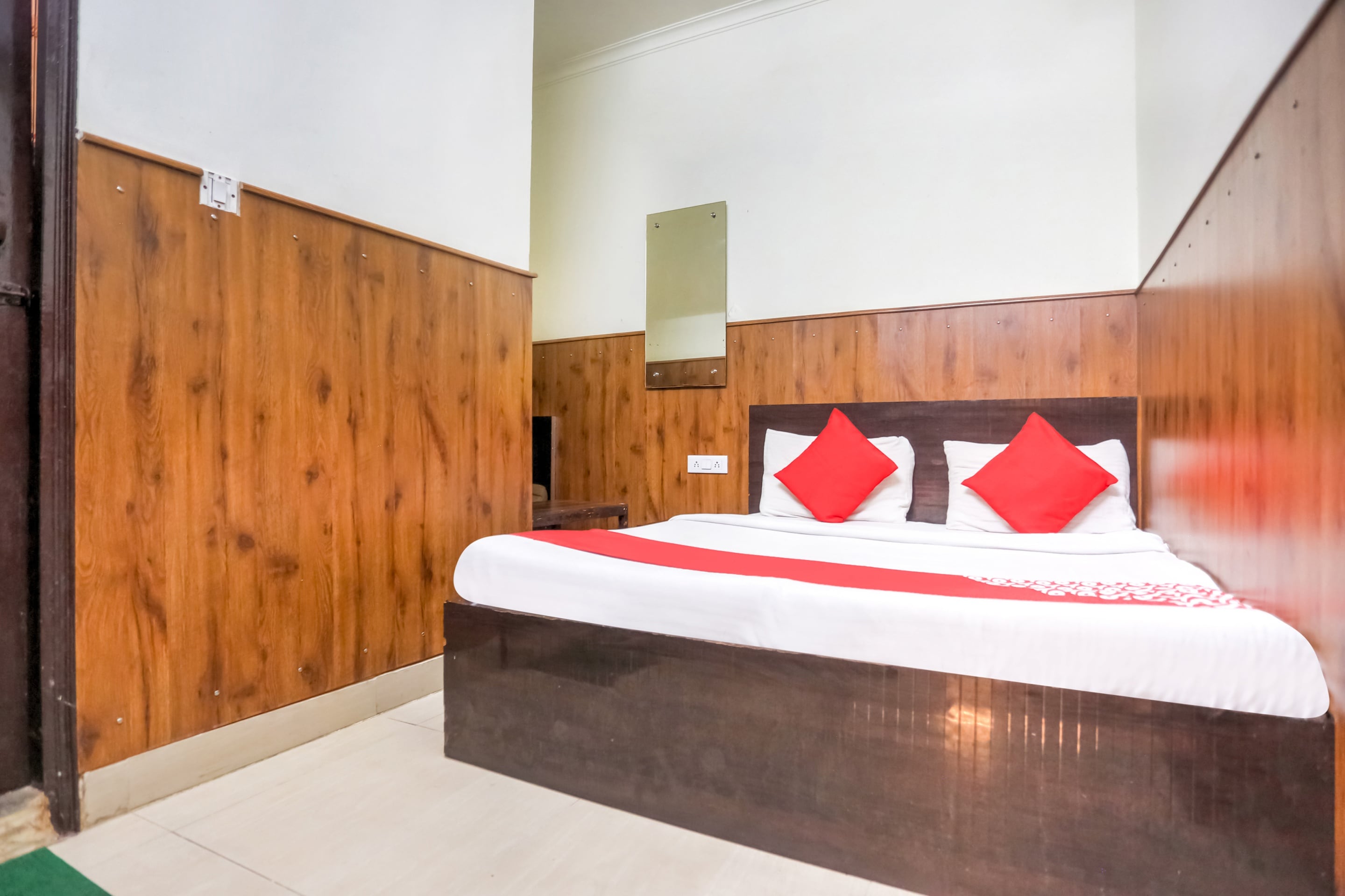 shri sai guest house opp azadpur main mandi