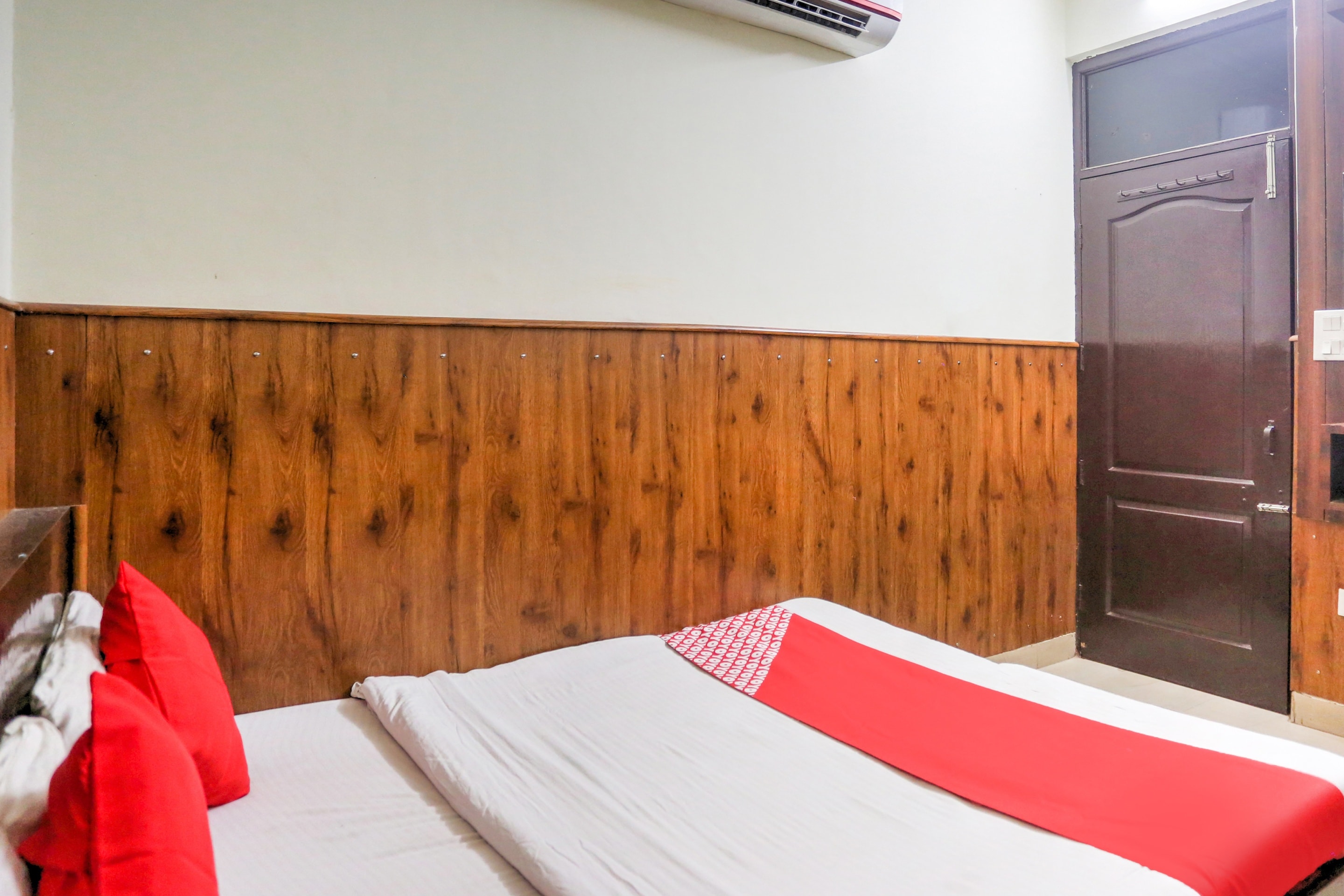 shri sai guest house opp azadpur main mandi