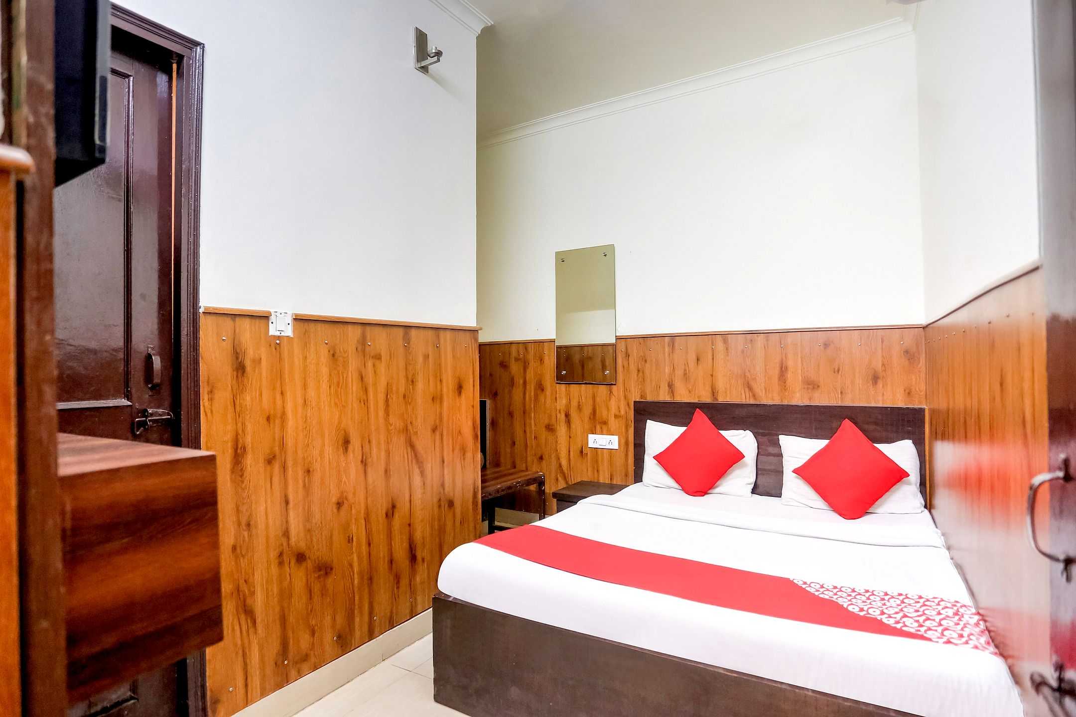 shri sai guest house opp azadpur main mandi