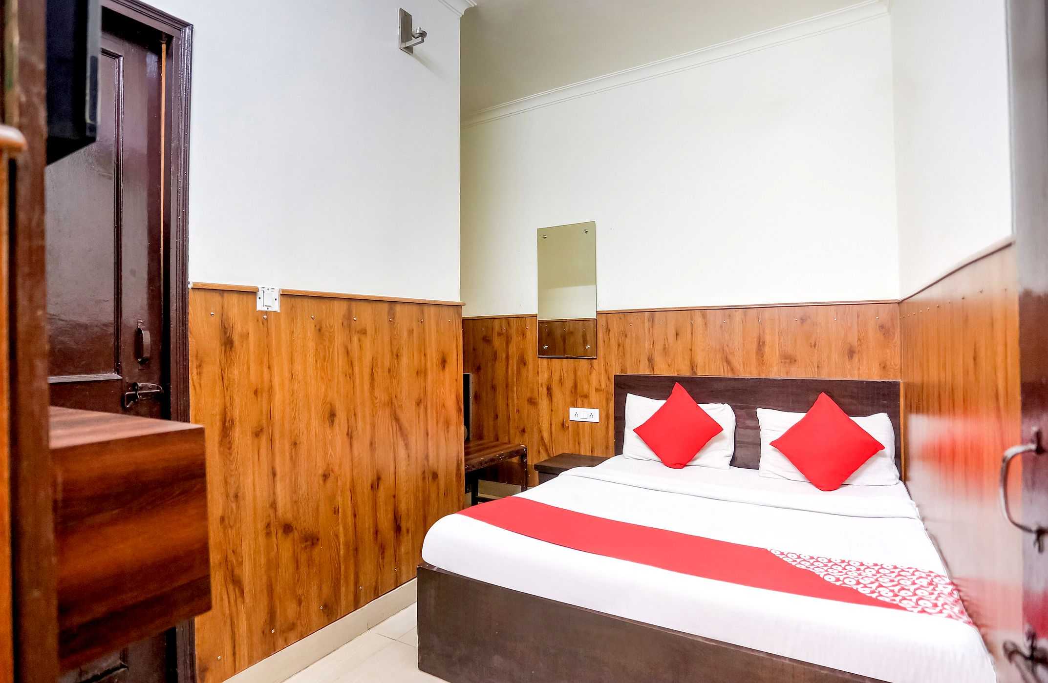 shri sai guest house opp azadpur main mandi