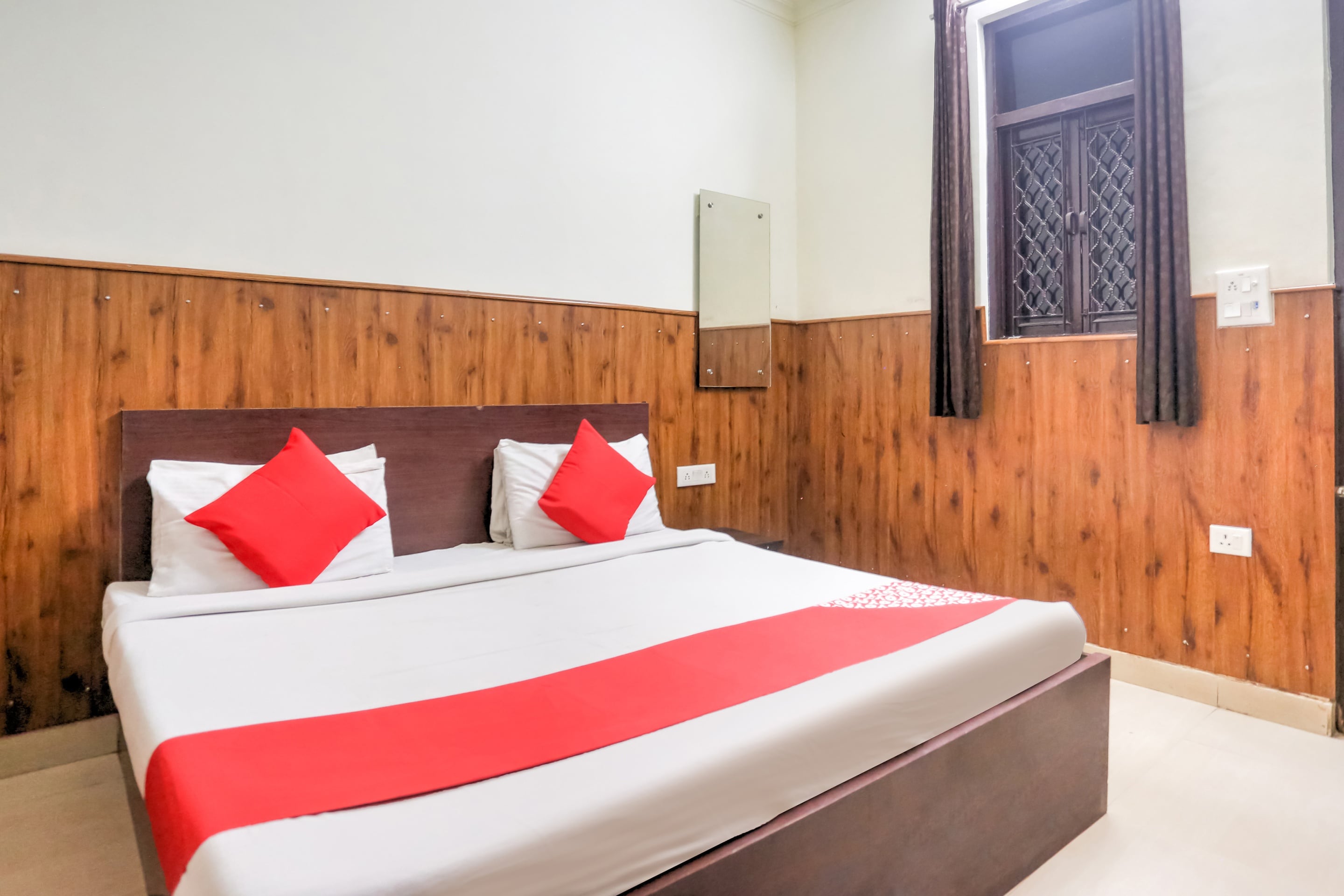 shri sai guest house opp azadpur main mandi