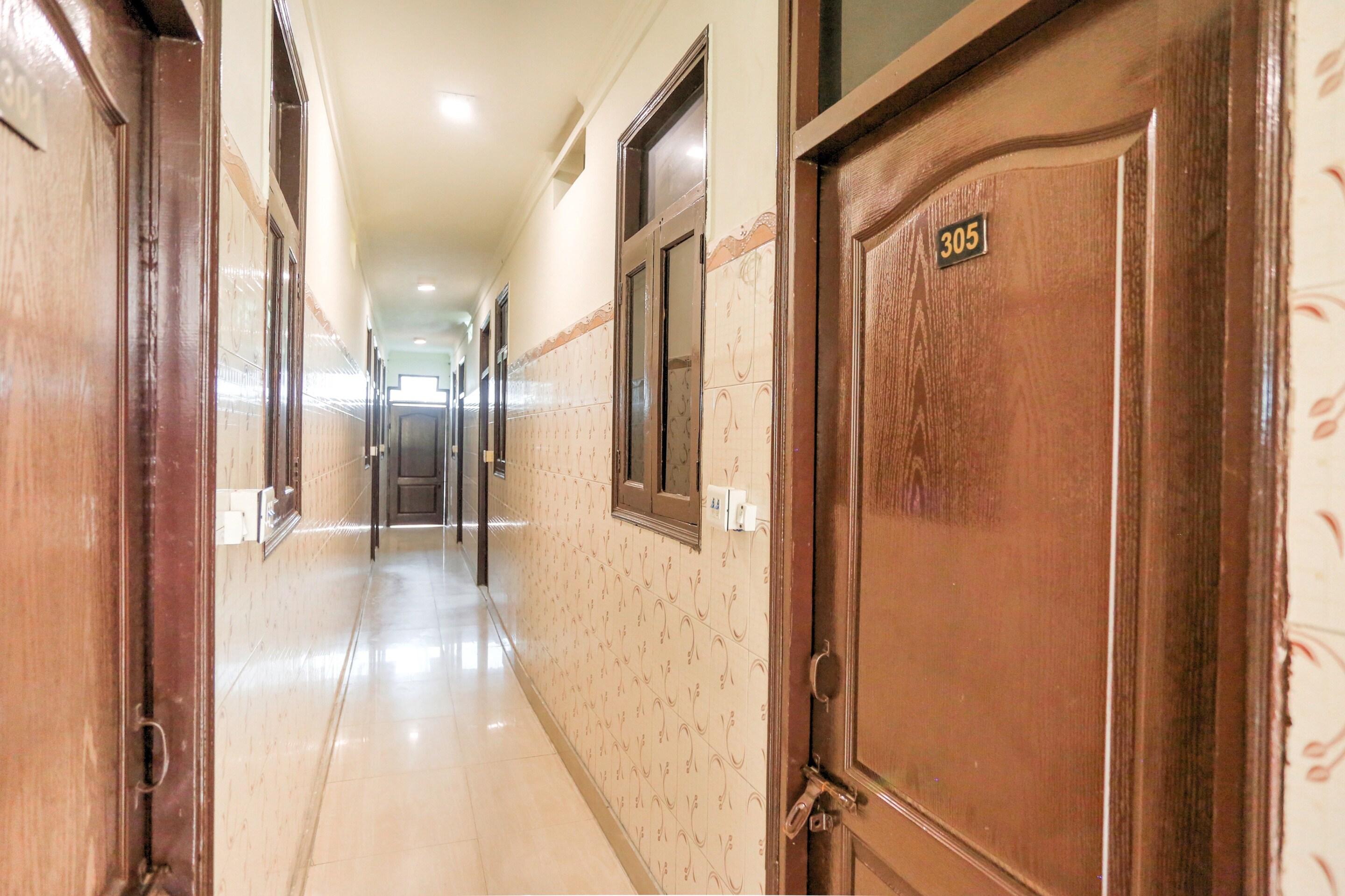 shri sai guest house opp azadpur main mandi