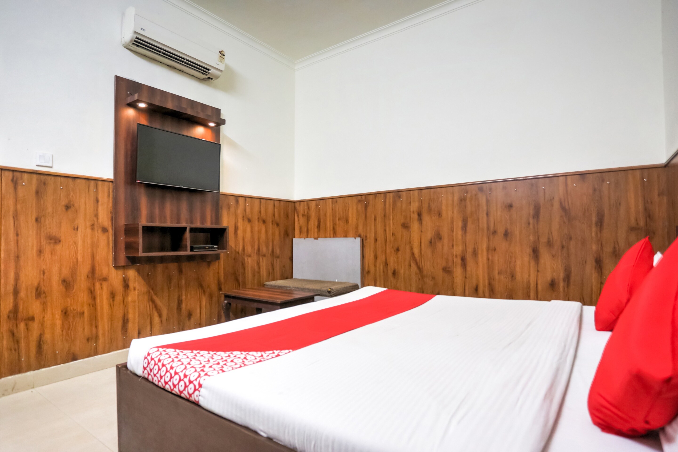 shri sai guest house opp azadpur main mandi