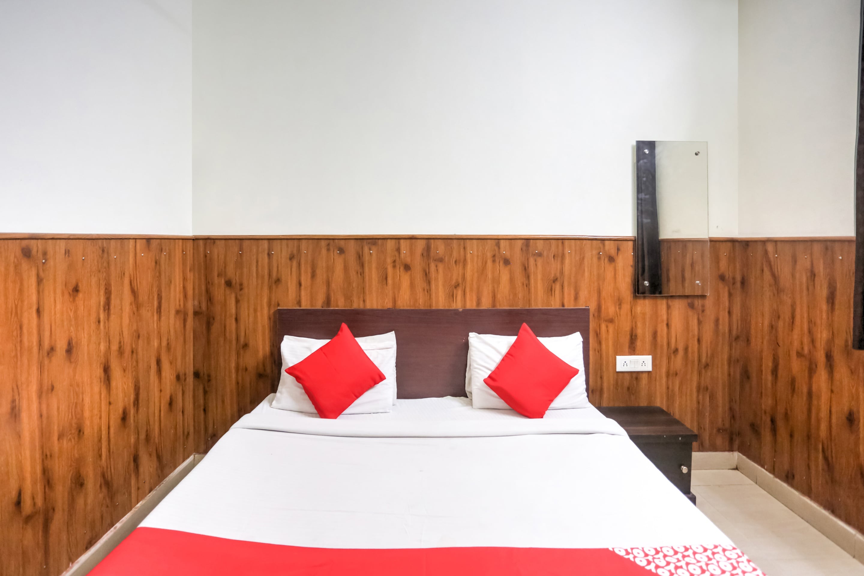 shri sai guest house opp azadpur main mandi