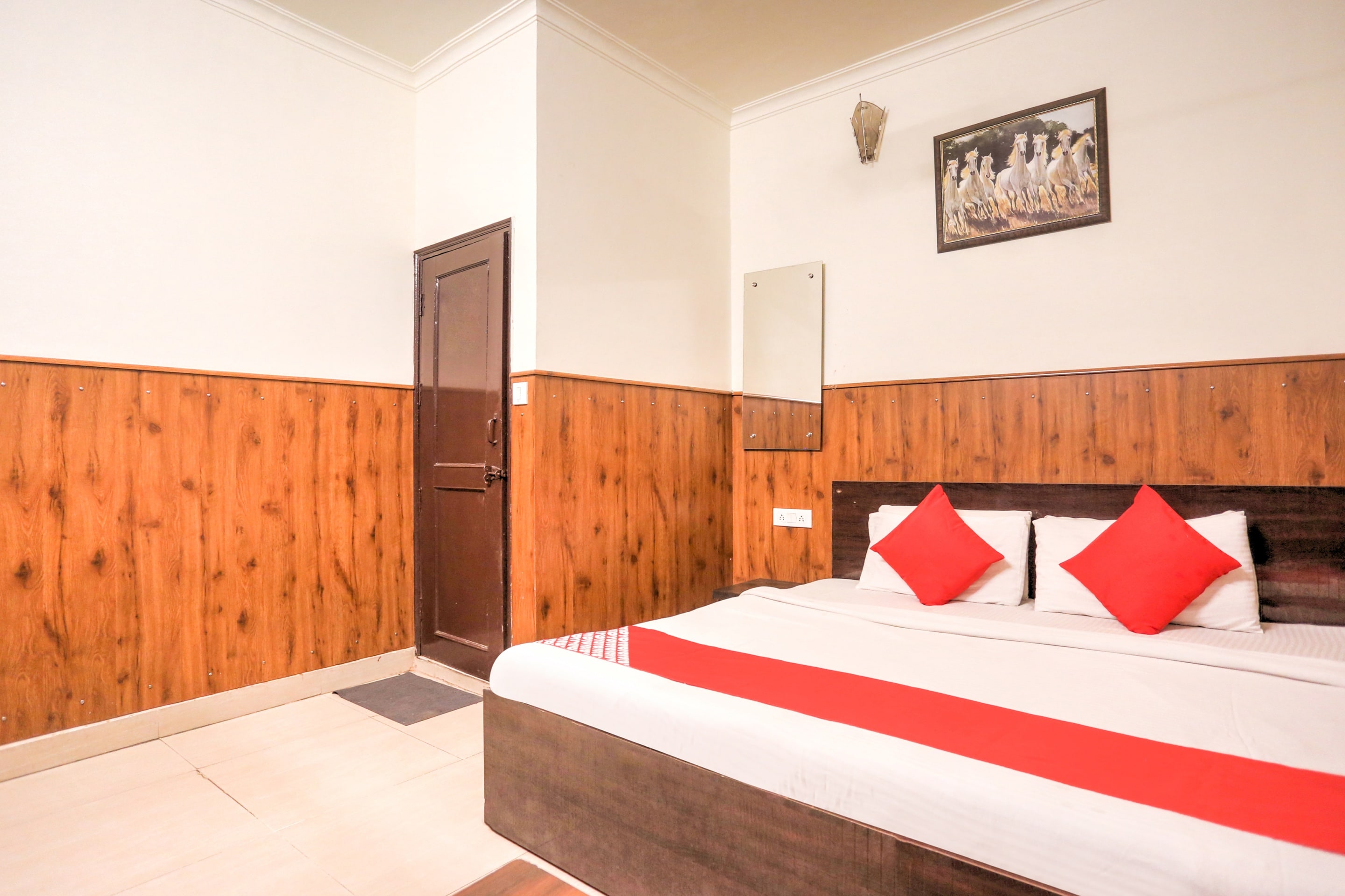 shri sai guest house opp azadpur main mandi