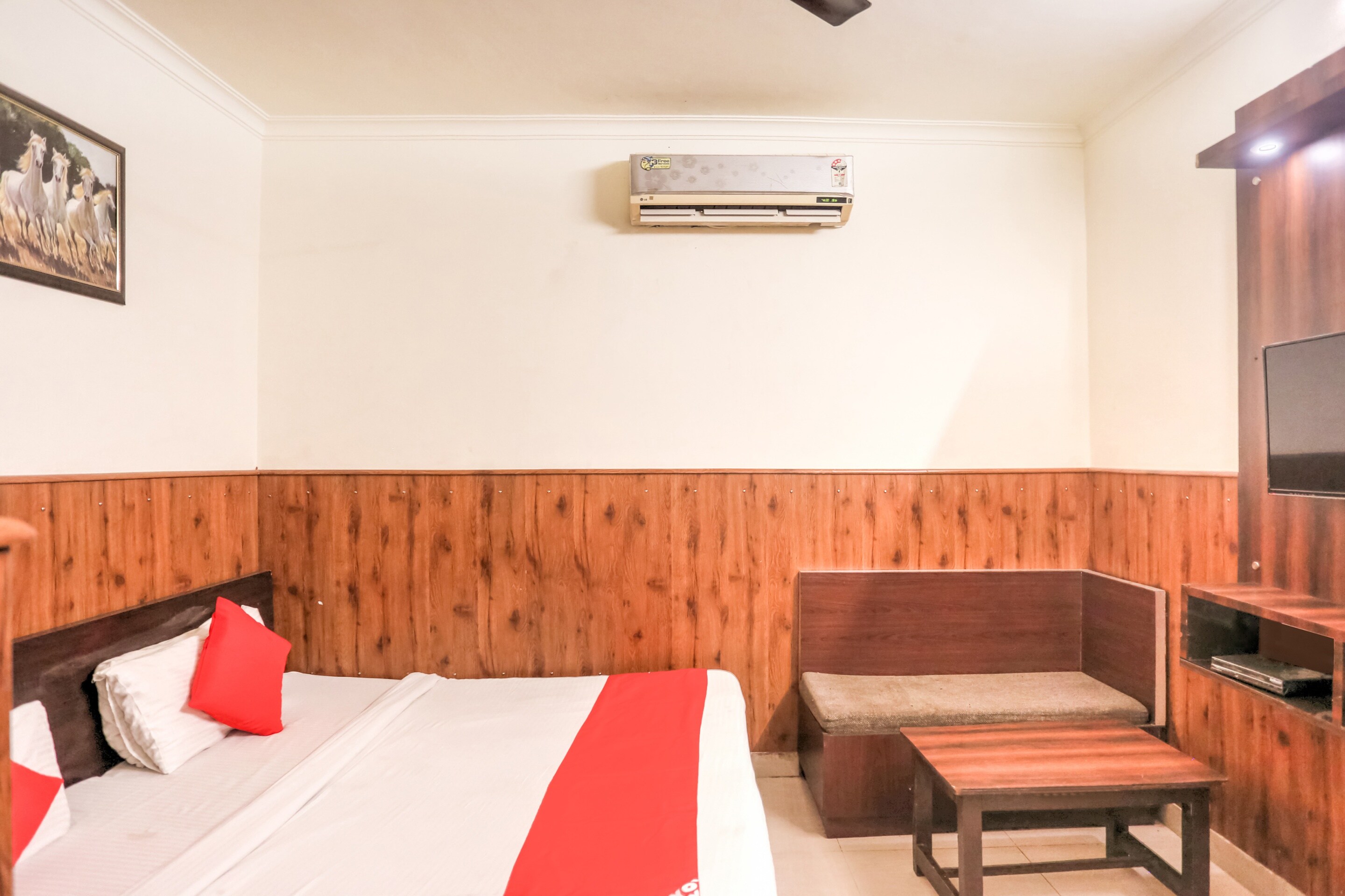 shri sai guest house opp azadpur main mandi