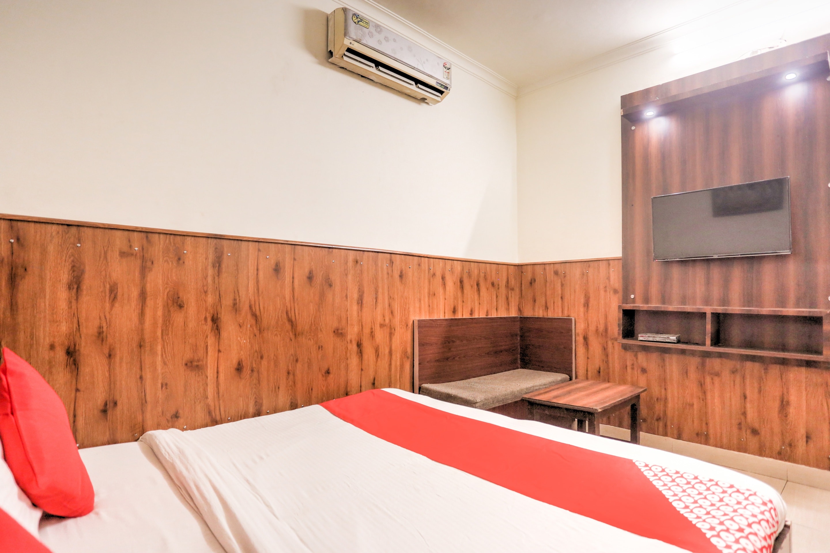 shri sai guest house opp azadpur main mandi