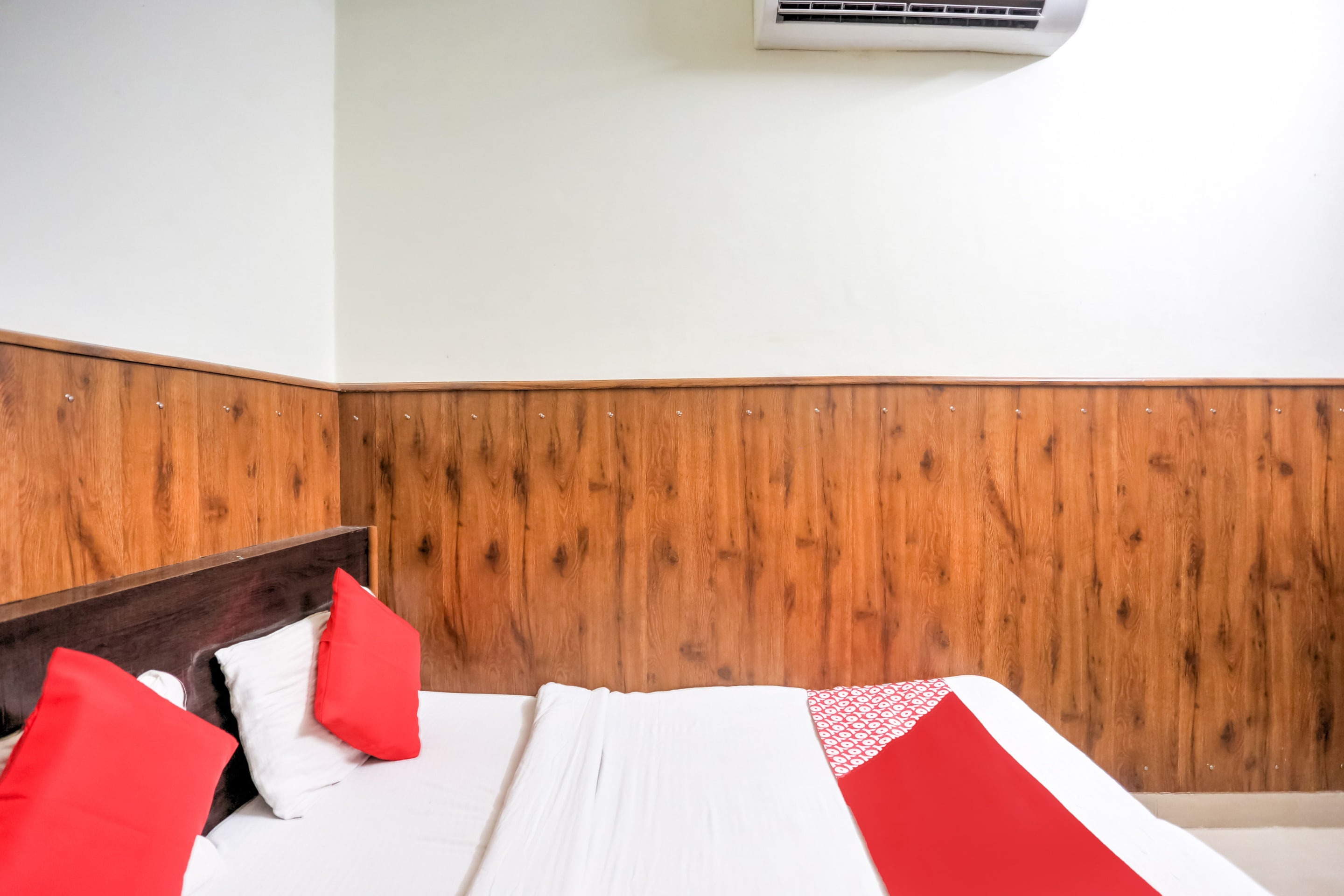 shri sai guest house opp azadpur main mandi