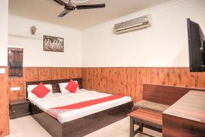 shri sai guest house opp azadpur main mandi