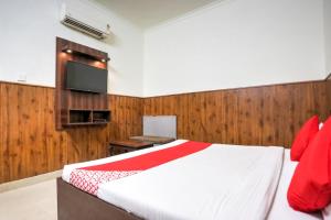 shri sai guest house opp azadpur main mandi