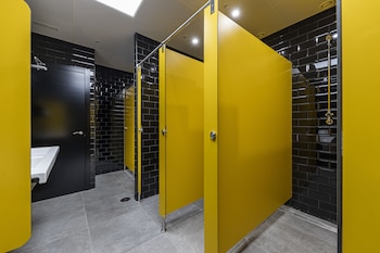art seven hostel capsules