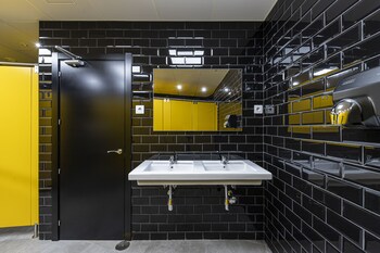 art seven hostel capsules