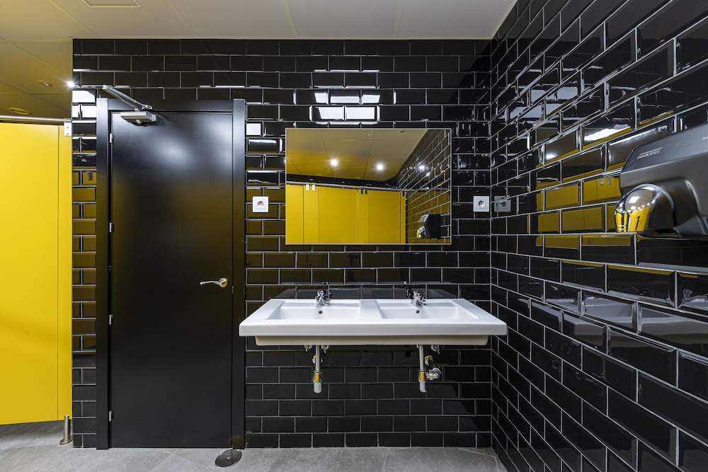 art seven hostel capsules