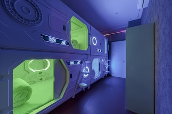 art seven hostel capsules