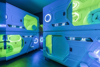 art seven hostel capsules