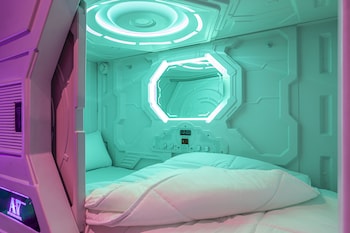 art seven hostel capsules