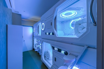 art seven hostel capsules