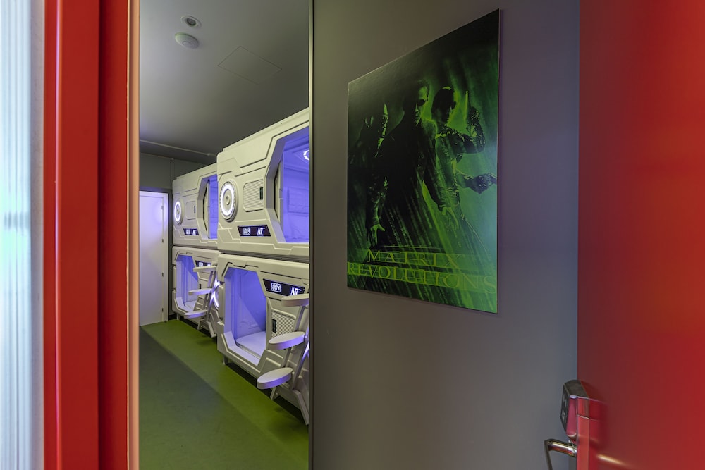 art seven hostel capsules