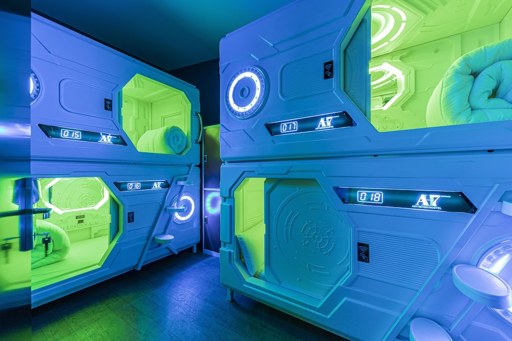 art seven hostel capsules