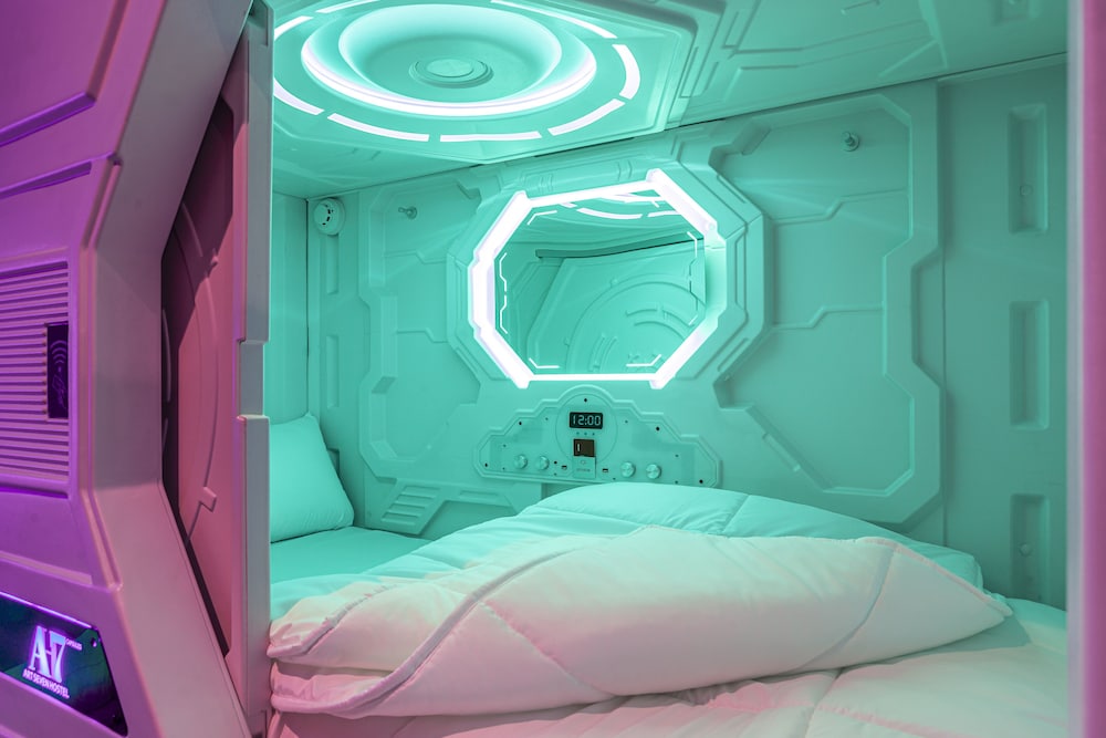 art seven hostel capsules