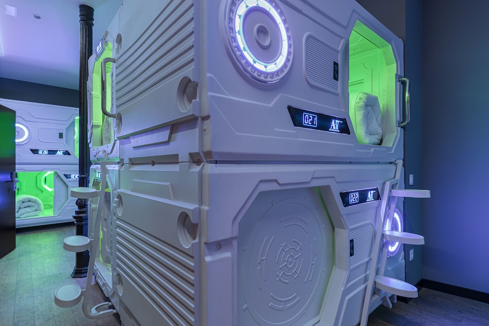 art seven hostel capsules