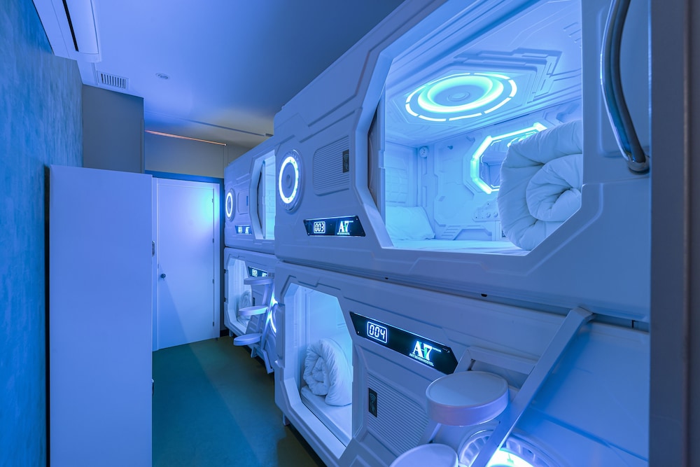 art seven hostel capsules