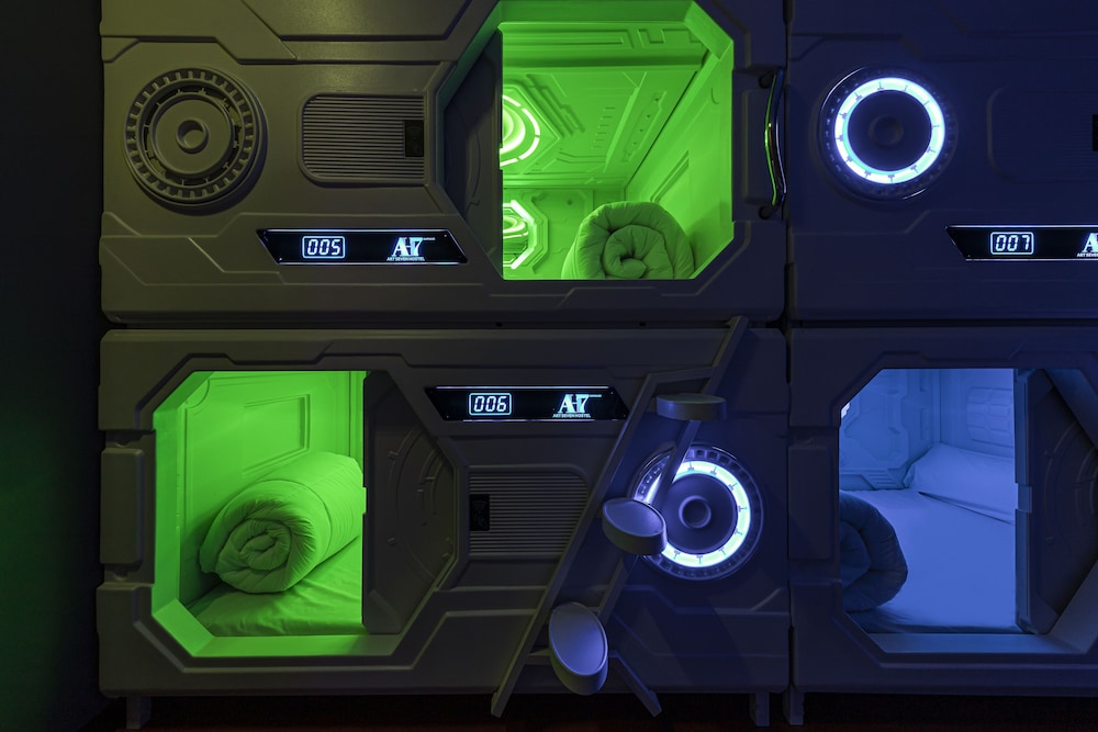 art seven hostel capsules