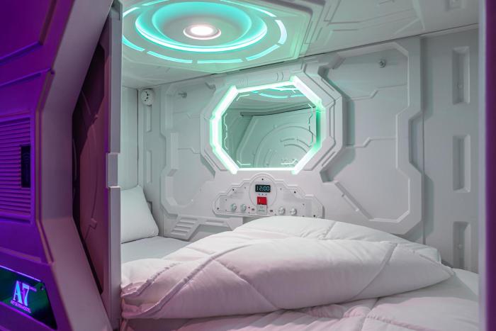 art seven hostel capsules