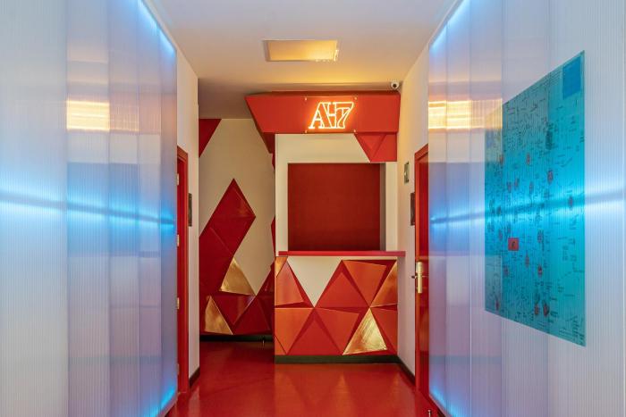 art seven hostel capsules