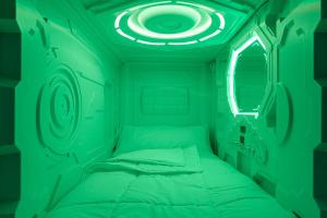 art seven hostel capsules