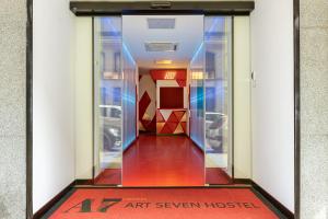 art seven hostel capsules