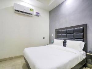 Collection O Mahavir Enclave Near Dashrath Puri Metro Station,New Delhi>>Delhi,3 star