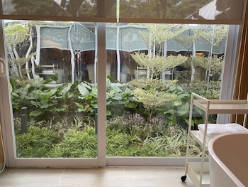 shipping container hotel one north