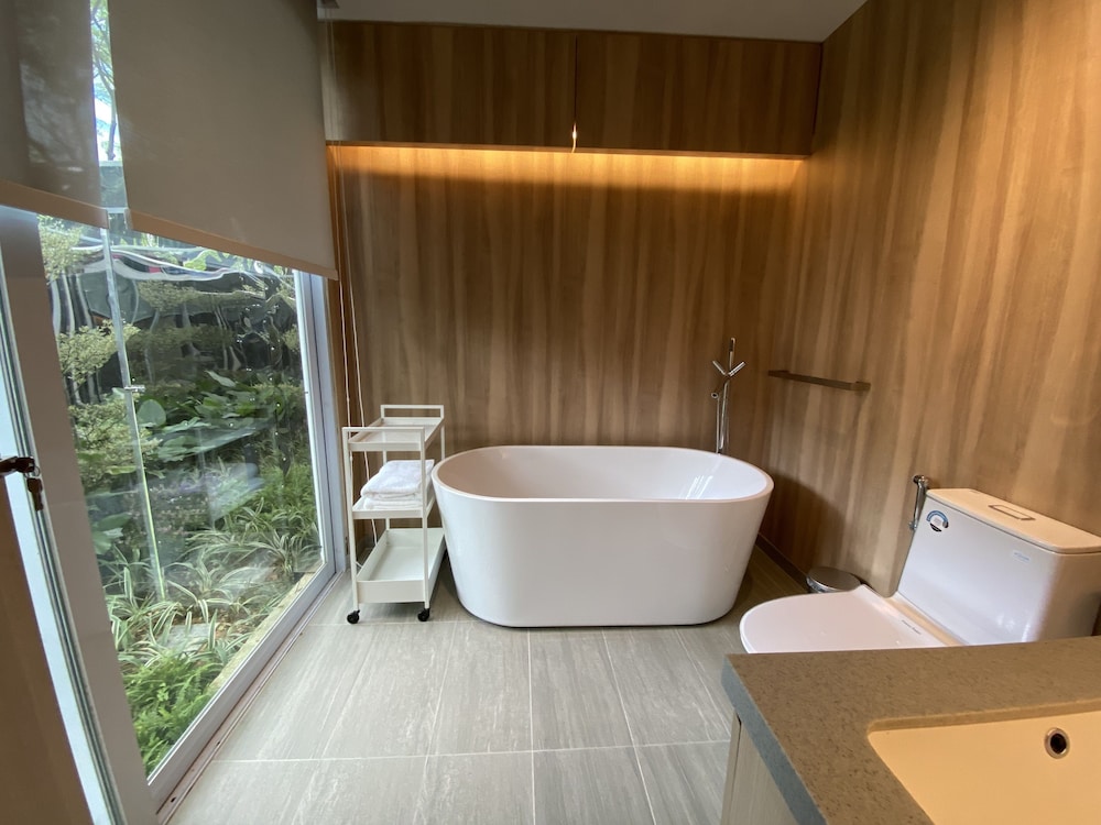 shipping container hotel one north