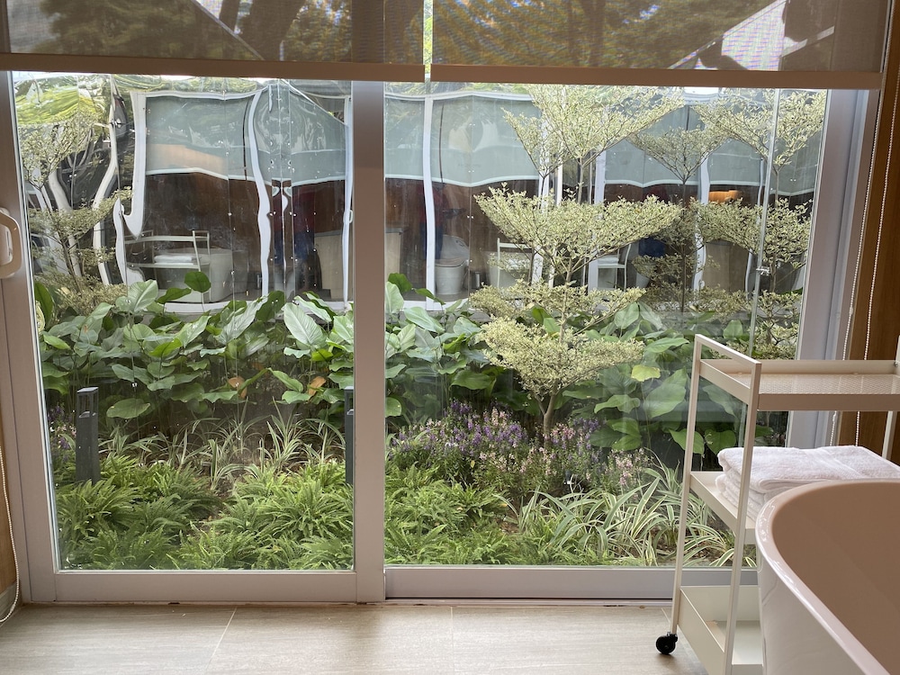 shipping container hotel one north