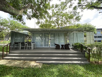 shipping container hotel one north