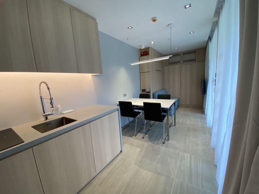 shipping container hotel one north