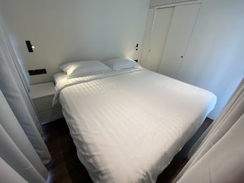 shipping container hotel one north