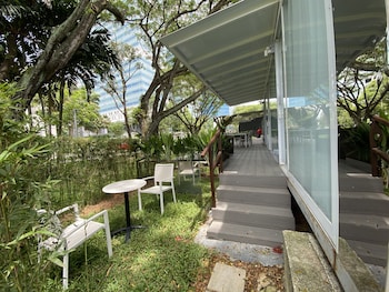 shipping container hotel one north