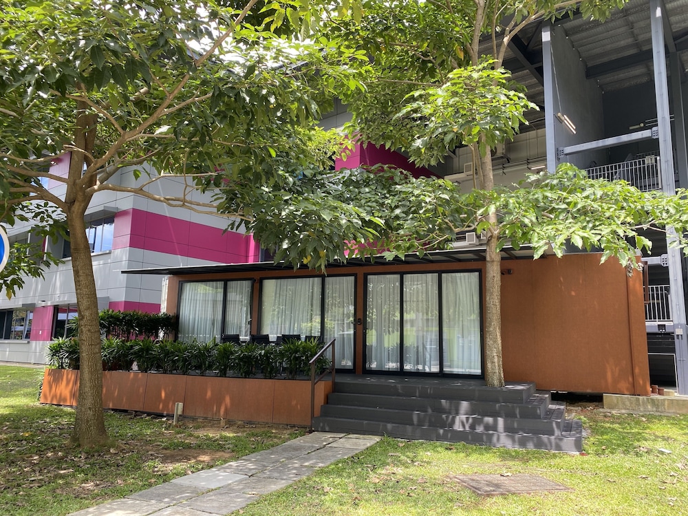 shipping container hotel one north