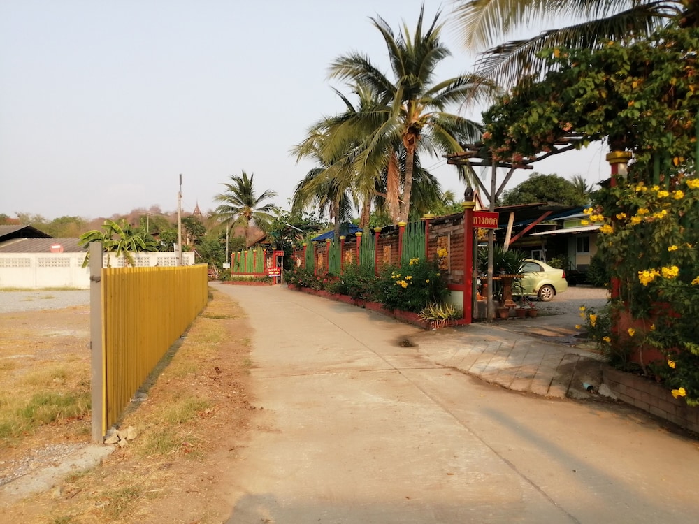 nang phraya resort