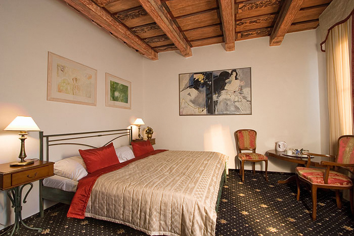 hotel u tri pstrosu
