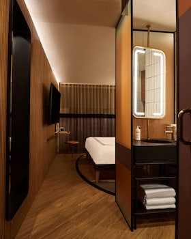 tommie hollywood part of jdv by hyatt