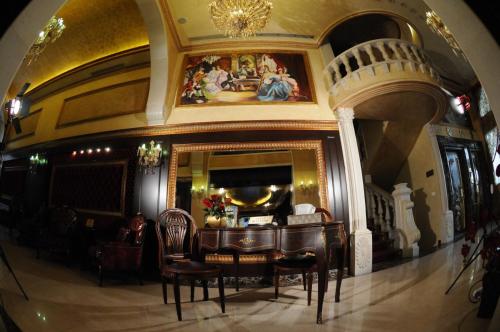 queens suite hotel