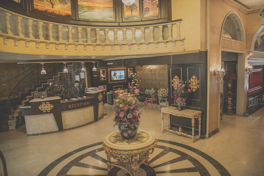 queens suite hotel