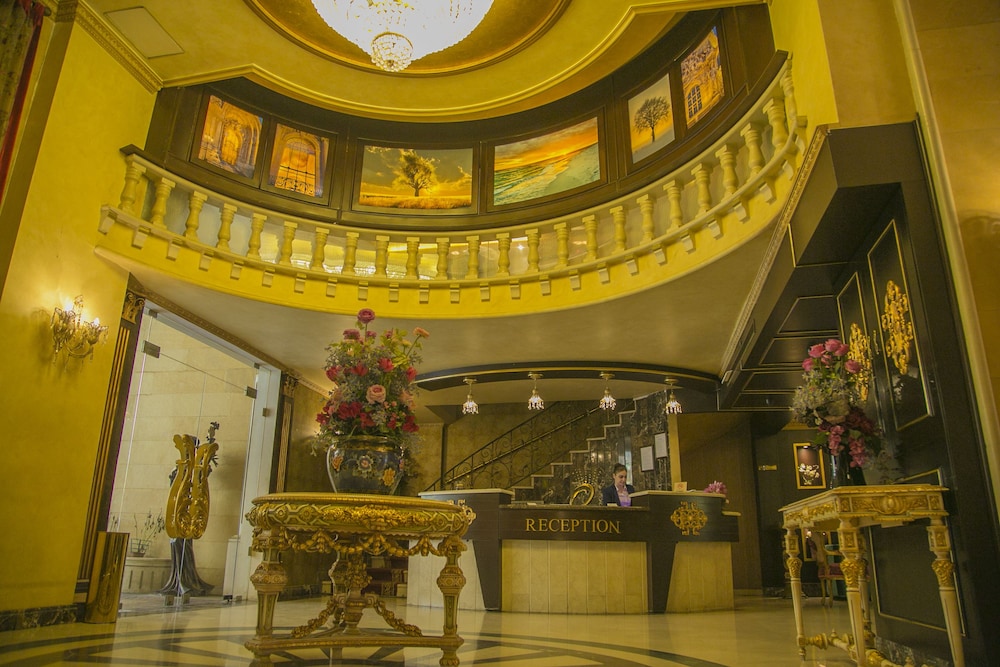queens suite hotel