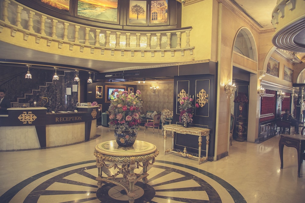 queens suite hotel